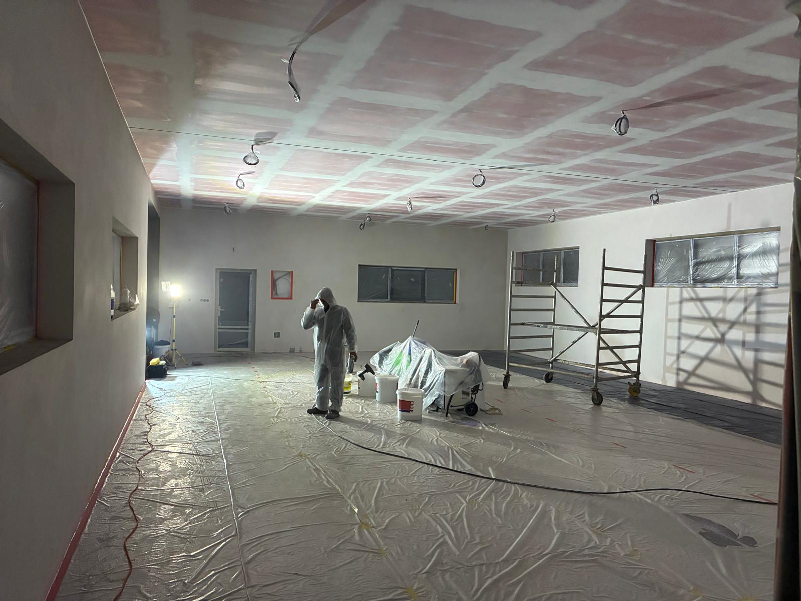 Profesionální airless malování komerčního prostoru